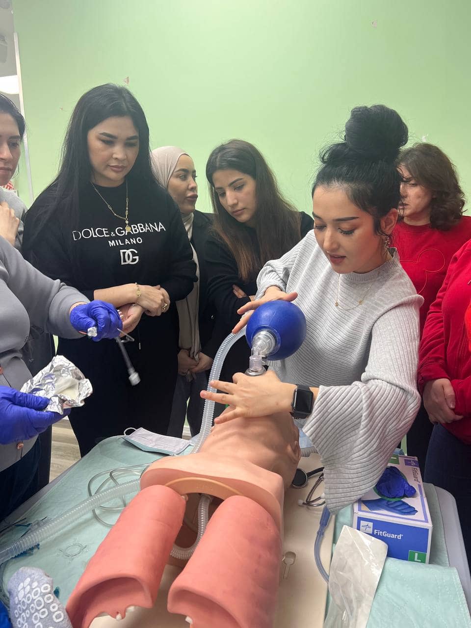 Студенты курса NCLEX отрабатывают вентиляцию мешком Амбу на учебном манекене